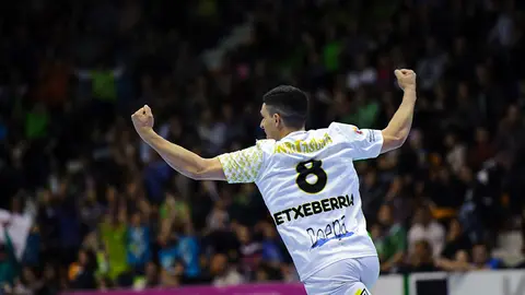 El Helvetia anaitasuna recibe en la catedral al Benfica portugues de la copa EHF. MIGUEL OSÉS_10