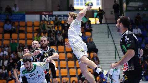 24ª jornada de la Liga Asobal entre el Helvetia Anaitasuna y el Puente Genil. MIGUEL OSÉS_13