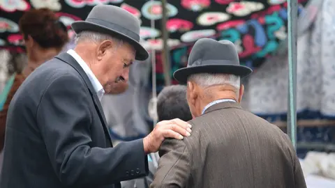 Una imagen de dos personas mayores