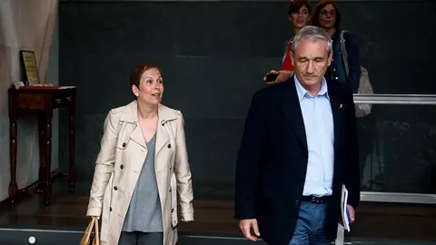 La Presidenta de Navarra, Uxue Barkos y su consejero de Hacienda, Aranburu acceden al Parlamento de Navarra. PABLO LASAOSA