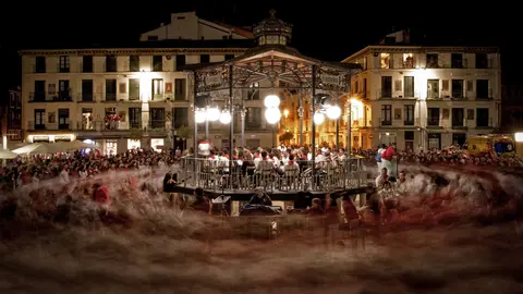 GRA459. TUDELA (NAVARRA), 25/07/2017.- Cientos de tudelanos y visitantes bailan la tradicional danza de La Revoltosa, un acto que se desarrolla a partir de la medianoche de las fiestas patronales de Tudela (Navarra) en la que los participantes rodean el kiosko de la Plaza de los Fueros de la capital ribera al compás de la pieza musical que, con el mismo nombre, interpreta la Banda Municipal de Música junto a los gaiteros. EFE/Villar López