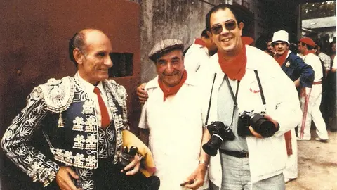 El prestigioso fotógrafo Juan Gómez, Juanito, antes de uno de los paseíllos sanfermineros con el puntillero Agapito IMAGEN CEDIDA
