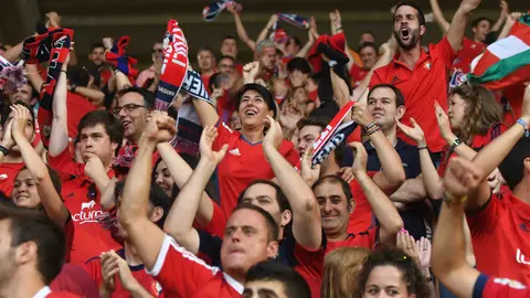 La afici&oacute;n rojilla celebra el gol de Roberto Torres que pon&iacute;a el 0-1 en el choque entre la Cultural Leonesa y Osasuna en el estadio Reyno de Le&oacute;n. LFP