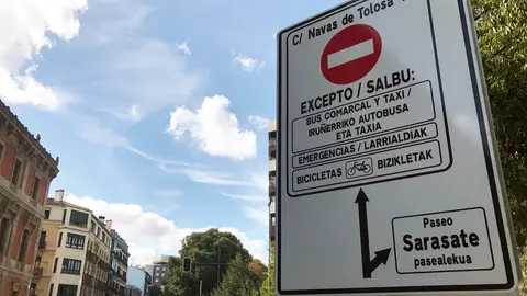 Nueva señalización colocada en el centro de Pamplona con los cambios de tráfico.  (1)