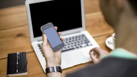 Una persona trabaja en su oficina en el regreso de las vacaciones de verano