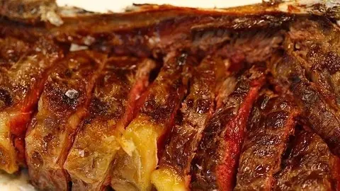 Un chuletón listo para servir en la mesa.