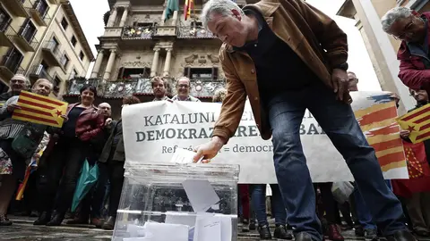 GRA243. PAMPLONA, 22/09/2017.- Parlamentarios y concejales de EH Bildu, junto a un centenar de ciudadanos, han escenificado hoy una votaci&oacute;n en la Plaza del Ayuntamiento de Pamplona en apoyo al refer&eacute;ndum de Catalu&ntilde;a del 1 de octubre, suspendido por el Tribunal Constitucional. Entre los concentrados, que portaban una pancarta con el lema "Refer&eacute;ndum=democracia" y mostraban banderas esteladas, se encontraba el portavoz parlamentario de EH Bildu, Adolfo Araiz (c) y el alcalde de Pamplona, Joseba Asir&oacute;n (d). EFE/Jes&uacute;s Diges