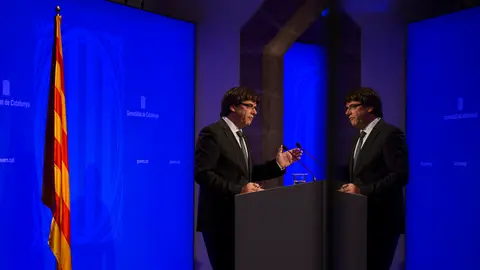 Carles Puigdemont comparece en el Palacio de la Generalitat. PABLO LASAOSA 03