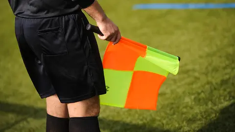 Un árbitro durante un partido de fútbol. MIGUEL OSÉS (1)