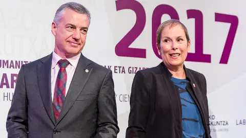 El director de cine navarro Montxo Armendáriz recibe el Premio Eusko Ikaskuntza-Laboral Kutxa acompañado, entre otros, de Uxue Barkos e Íñigo Urkullu (18). IÑIGO ALZUGARAY