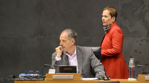 Uxue Barkos pasa detrás de Adolfo Araiz. PABLO LASAOSA