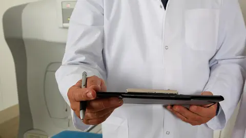 Un médico atiende a un paciente en su consulta. ARCHIVO