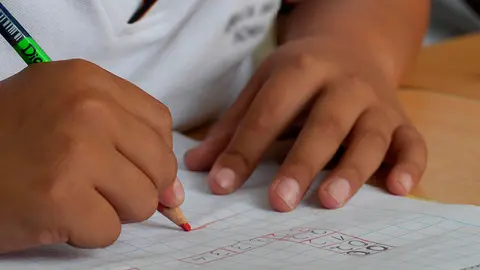 Un niño hace un ejercicio en una escuela