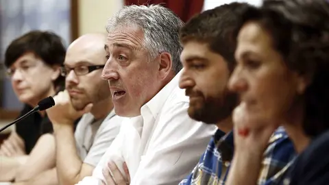 GRA234. PAMPLONA (NAVARRA) 09/06/2016.- El equipo de gobierno del Ayuntamiento de Pamplona, en rueda de prensa donde han dado a conocer su balance del primer a&ntilde;o de legislatura, con la asistencia del alcalde, Joseba Asiron (c), y los portavoces Aritz Romeo (EH Bildu 2-d); Itziar G&oacute;mez (Geroa Bai-d), Armando Cuenca (Aranzadi 2-i) y Edurne Eguino (Izquierda-Ezkerra-i). EFE/Jes&uacute;s Diges