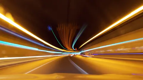 Un coche circula a gran velocidad por una carretera