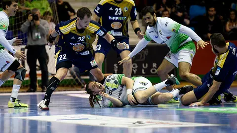  El Helvetia Anaitasuna se juega el pase a la fase de grupos de la Copa EHF en el partido de vuelta de la eliminatoria ante el Budakalasz húngaro. MIGUEL OSÉS_19