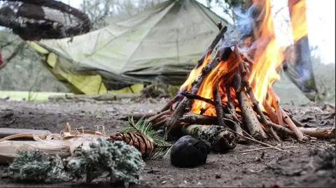Una fogata en un campamento.