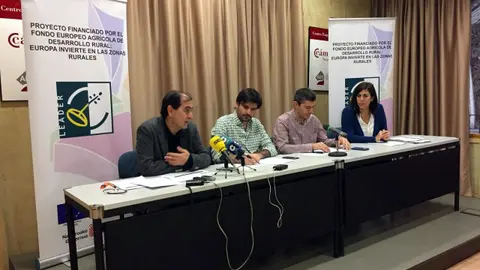 El alcalde de Tudela, Enerko Larrarte (2&ordm; por la izquierda) durante una presentaci&oacute;n del Consorcio Eder. 
