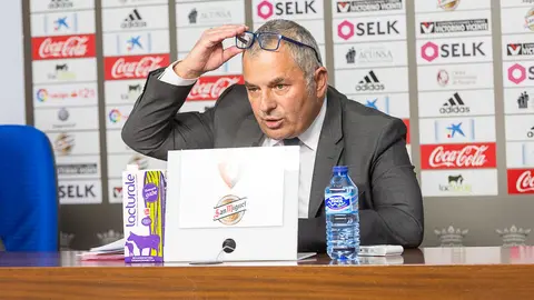 El director general de Osasuna, Fran Canal, analiza la demanda presentada por el ex pre-candidato a la presidencia de la entidad, Juan Ramón Lafón (30). IÑIGO ALZUGARAY