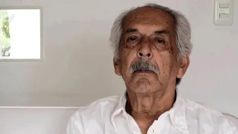 Still de obra Fundido a blanco (dos retratos).