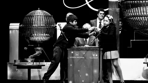 GRA027 MADRID, 22/12/2016.-Los niños de San Ildefonso Nerea y Daniel cantan el primer cuarto premio que ha recaido en el número 59.444 del Sorteo Extraordinario de Navidad , que se desarrolla en el Teatro Real. El sorteo, el más antiguo y popular de los que tienen lugar en España. repartirá 2.310 millones de euros, entre los 165 millones de décimos que se han puesto a la venta. En la foto, preparativos antes del sorteo.EFE/Ballesteros