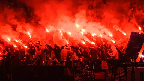 Cientos de indargorris encienden bengalas tras la finalización de uno de los entrenamientos de Osasuna para animar al equipo tras el inminente descenso de primera. MIGUEL OSÉS