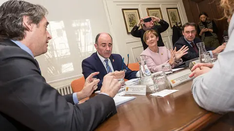 El ministro de Fomento, Íñigo de la Serna, presenta la conexión ferroviaria de Navarra con la Y vasca en un acto al que asisten Manu Ayerdi y Arantxa Tapia. IÑIGO ALZUGARAY (12)