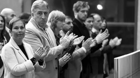 GRA131. PAMPLONA, 03/10/2015.- La presidenta del Gobierno de Navarra, Uxue Barkos (i), y el alcalde de Pamplona Joseba Asir&oacute;n (2i), durante el acto realizado en el Palacio de Navarra en homenaje a 33 empleados de la Diputaci&oacute;n foral fusilados en la Guerra Civil. EFE/Jes&uacute;s Diges