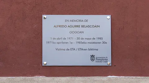 Placa del Ayuntamiento de Pamplona en memoria de Alfredo Aguirre Belascoain, asesinado por ETA el 30 de mayo de 1985 (05). IÑIGO ALZUGARAY