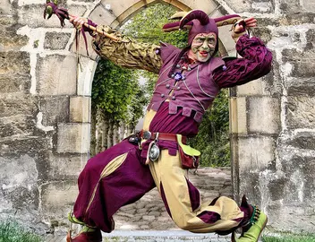 Una persona caracterizada como un bufón