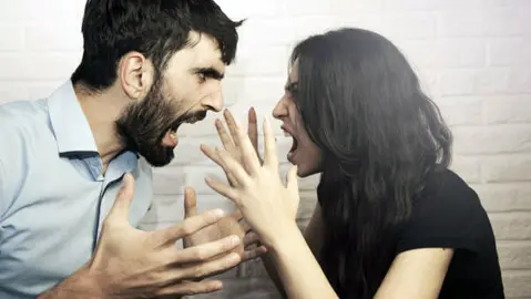 Dos personas discuten.