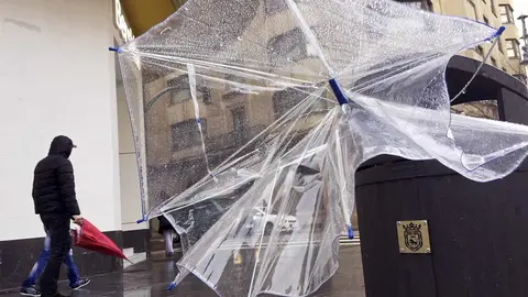 GRA261. PAMPLONA, 05/02/2017.- Imagen de un paraguas roto en una papelera de una calle de Pamplona que hoy se ve afectada por fuertes vientos, de hasta 90 kil&oacute;metros por hora en el norte de Navarar y nieve de m&aacute;s de veinte cent&iacute;metros de espesor, por lo que se ha activado el aviso naranja. EFE/Villar L&oacute;pez