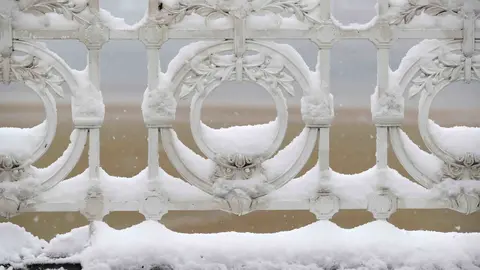 GRAF1444. SAN SEBASTIÁN, 28/02/2018.- Vista de la barandilla de la Concha de San Sebastián bajo una intensa nevada. Cuarenta provincias de catorce comunidades continúan hoy en alerta por el temporal que deja bajas temperaturas, riesgo de aludes, intenso oleaje, rachas intensas de viento y fuertes nevadas de hasta 35 centímetros de espesor en zonas de montaña, informa la Agencia de Meteorología (Aemet) en su web. Aragón tiene activada la alerta naranja (riesgo importante) en Huesca y Zaragoza por nevadas que dejarán acumulaciones entre los 5 y 35 centímetros en áreas de las Cinco Villas, Ribera del Ebro y Pirineo oscense, y aviso amarillo en Huesca por viento, aludes y temperaturas mínimas, y en Teruel por nieve. Las comunidades de Navarra, La Rioja y País Vasco continúan en alerta naranja por nevadas, viento o aludes mientras que en Galicia hay aviso naranja por nieve en Lugo y Orense y por fuerte oleaje que alcanzará entre los 5 y 6 metros en el litoral de A Coruña. EFE/ Juan Herrero