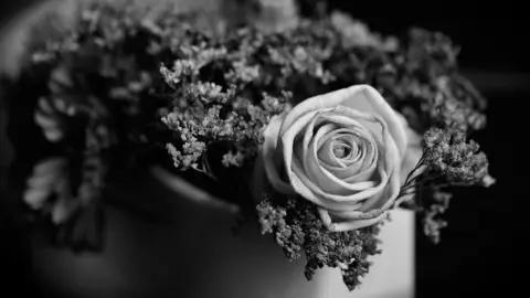 Un ramo de flores en un jarrón.jpg