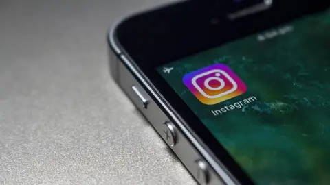 Imgen de un teléfono móvil con la red social Instagram ARCHIVO