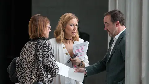 Mesa y Junta de Portavoces del Parlamento de Navarra. Ana Beltrán, José Javier Esparza y María Chivite (03). IÑIGO ALZUGARAY