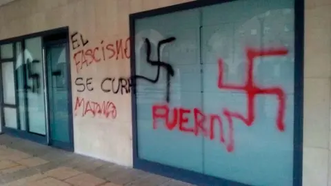 Amenazas pintadas en la fachada de la sede de UPN en Orcoyen. TWITTER