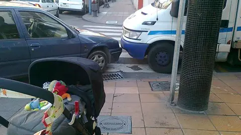 Imagen de archivo de una silleta junto a un paso de peatones Foto Circula Seguro