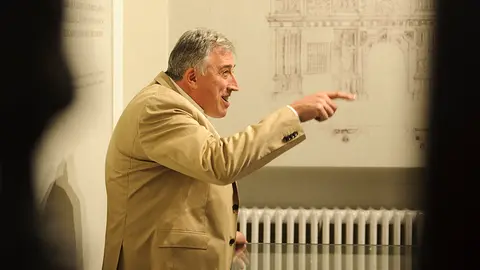 El alcalde Joseba Asirón, recibe al primer grupo de personas que participan en una visita guiada a la nueva decoración del zaguán. MIGUEL OSÉS_17