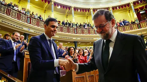 Pedro S&aacute;nchez y Mariano Rajoy se saludan tras la moci&oacute;n de censura en el Congreso. EL ESPA&Ntilde;OL