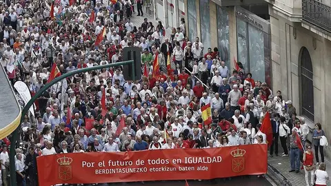 GRAF1942. PAMPLONA, 02/06/2018.- Miles de personas durante la manifestación llevada a cabo hoy por las calles del centro de Pamplona bajo el lema "Por el futuro de todos en igualdad", para protestar por lo que consideran una "imposición" del euskera en Navarra. EFE/Jesús Diges