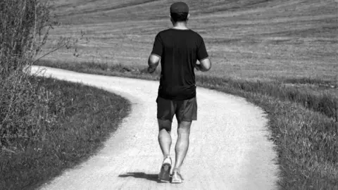 Una persona corre por un camino de tierra. ARCHIVO