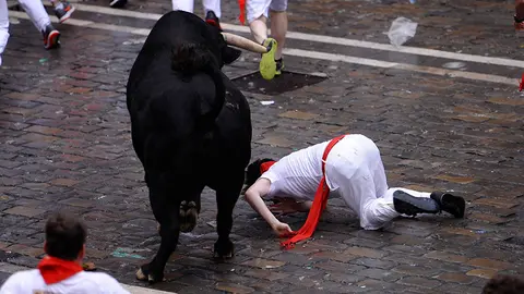 Primer encierro de San Fermín 2018 con toros de Puerto de San Lorenzo en el Ayuntamiento. MIGUEL OSÉS 0088 (10)