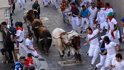 Tercer encierro de San Fermín 2018 con toros de Cebada Gago en el Ayuntamiento. MIGUEL OSÉS  (1)