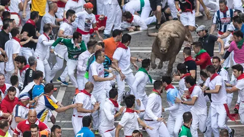 Quinto encierro de San Fermín 2018 con toros del Nuñez del Cubillo en la zona de Telefónica (02). IÑIGO ALZUGARAY
