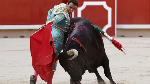 GRAF8509. PAMPLONA 11/07/2018.- El torero Antonio Ferrera durante la lidia a su primer toro de la tarde en la Plaza de Toros de Pamplona en la séptima corrida de abono de la Feria del Toro que se celebra estos días en la capital navarra con motivo de los Sanfermines 2018.. EFE/Villar López