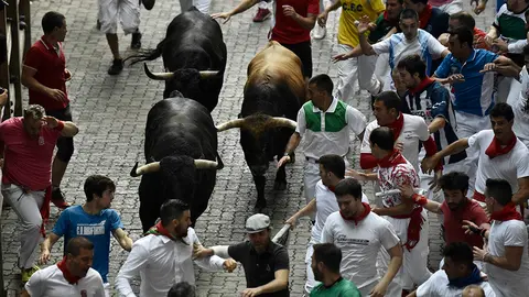 Sexto encierro de San Fermín 2018 con la ganadería de Victoriano del Río en la bajada al callejón. MIGUEL OSÉS