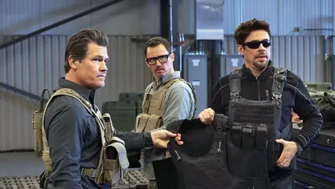 Josh Brolin, Jeffrey Donovan y Benicio del Toro.
