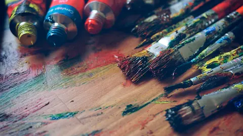 Pinceles, brochas y pinturas: la paleta de un pintor ante su nueva obra. ARCHIVO