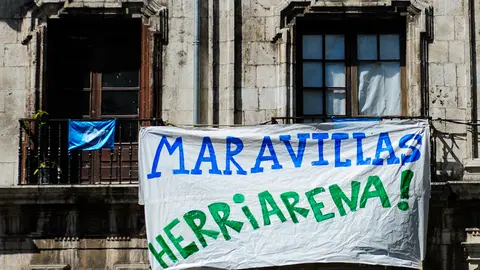 Estado de la Plaza de Navarreria y del Gaztetxe Maravillas tras la vuelta de la entrada de los 'okupas'. MIGUEL OSÉS_3